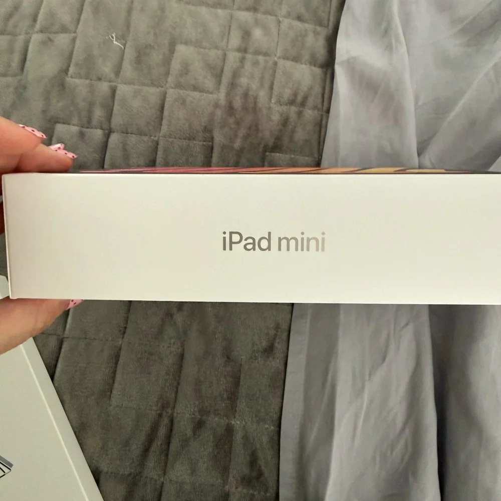 Apple iPad Mini - Pink and Orange Display
